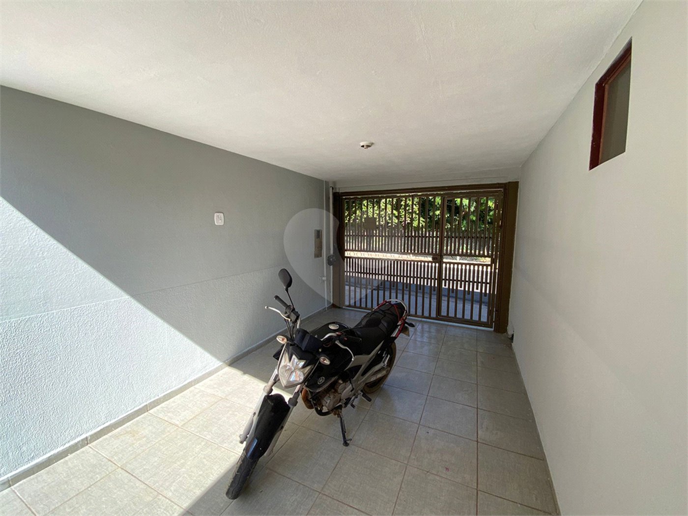 Casa térrea com salão comercial para venda no Santa Felícia.