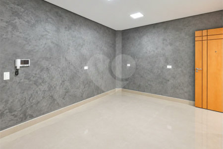 Sobrado geminado com 185 m², 3 suítes, closet, 4 vagas, área gourmet, sótão, energia solar, aquecimento de água e sistema completo de segurança.
