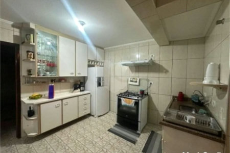Casa com 200m² , 5 dormitórios , sendo 1 suíte , 3 vagas de garagem , à venda em Guarulhos.