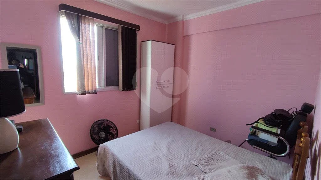 Vende-se apartamento de dois dormitórios no Edifício Marseille, no Centro de Piracicaba;