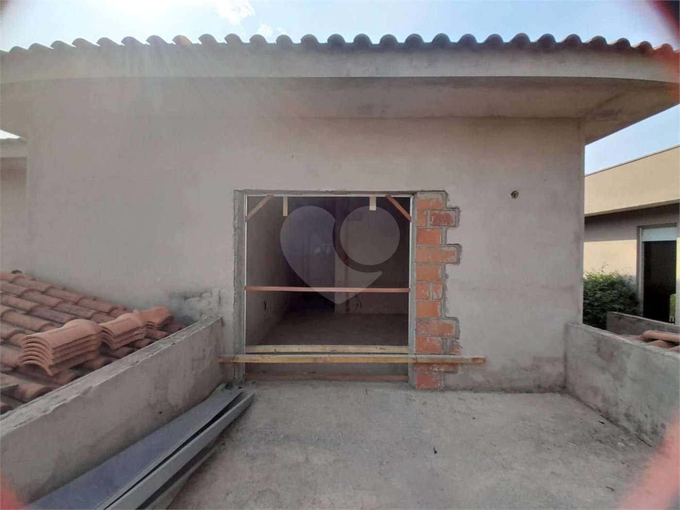 Casa em Construção com Área Gourmet e Piscina no Condomínio Damha II
