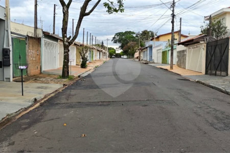 Casa Nova (Apenas 2 Anos) com Suíte: Conforto, Segurança e Localização Privilegiada!