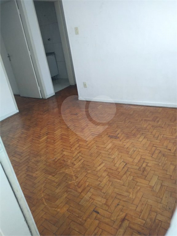 Oportunidade na Sé: Apartamento Reformado e Ensolarado com Localização Estratégica!