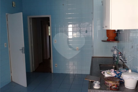 Linda casa no centro com 3 quartos.