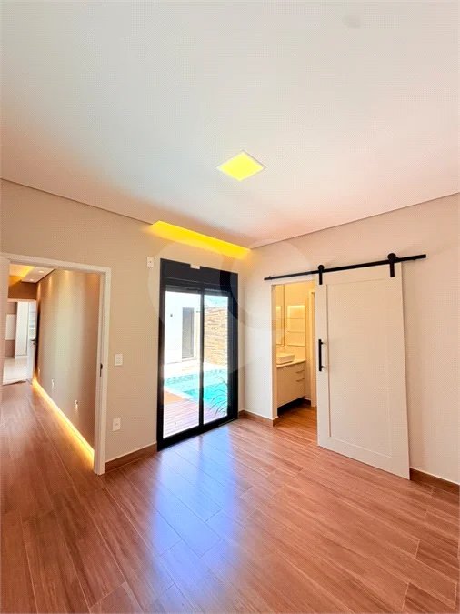 Casa térrea com 3 suítes no Condomínio Residencial Viena em Indaiatuba-SP - Acabamento de alto padrão - R$ 1.690.000,00 - AT 250 m² - AC 158 m² - 3 suítes,, sendo 1 suíte master com closet - Sala para dois ambientes (estar e jantar) - Cozinha planejada com ilha cooktop, forno elétrico e micro-ondas,