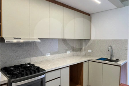 Apartamento com 69 metros todo reformado ao lado da Alameda Lucas em Atibaia.