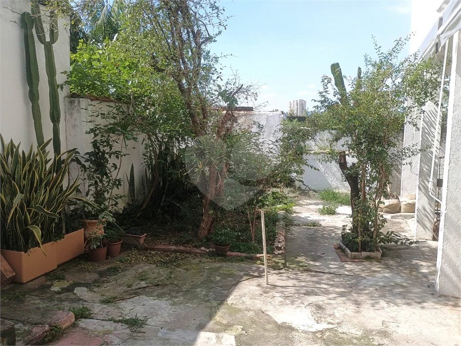 Casa de 1 dormitório com quintal e jardim na Vila Ipojuca!