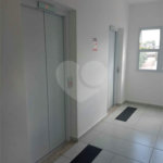 Apartamento no Condomínio Parque dos Jacarandás.