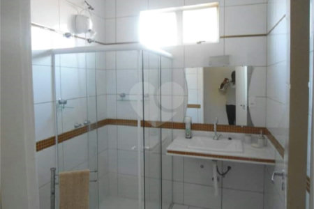 Casa Térrea com dormitórios, sendo 2 suítes.