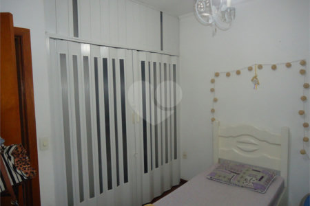 Sobrado com 4 quartos sendo 2 suítes.