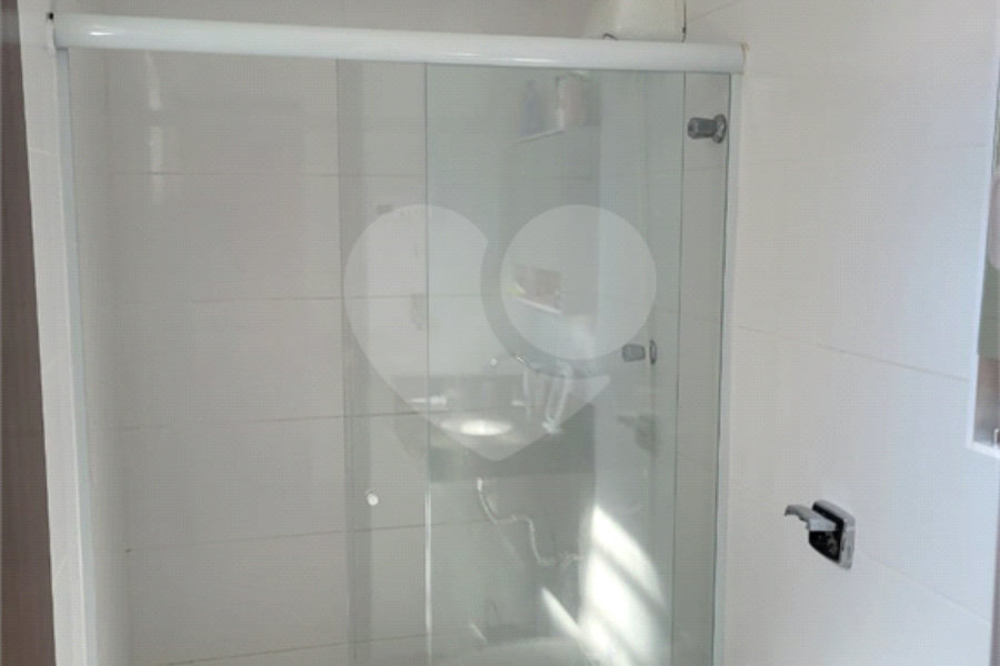 Sobrado com 14 metros de frente , na Região do Jardim Guapira , próximo ao Clube Guapira com 5 dormitórios, sendo 3 suíte com armários embutidos ,banheiro social, Sala para 2 ambientes, escritório com banheiro .cozinha ampla com armários, área de serviço ,dispensa, quintal com banheiro externo c