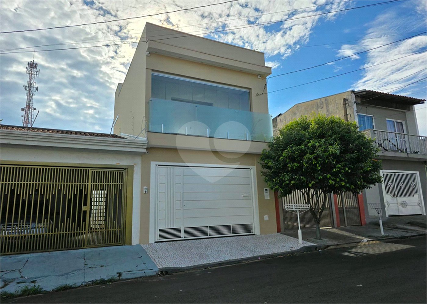 Sobrado 3 quartos 1 suíte e área de lazer