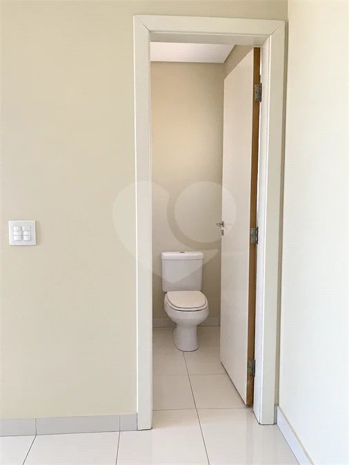 Cobertura de 255 m² com 3 dormitórios, 1 suíte, cozinha planejada, 2 vagas e área gourmet com churrasqueira.