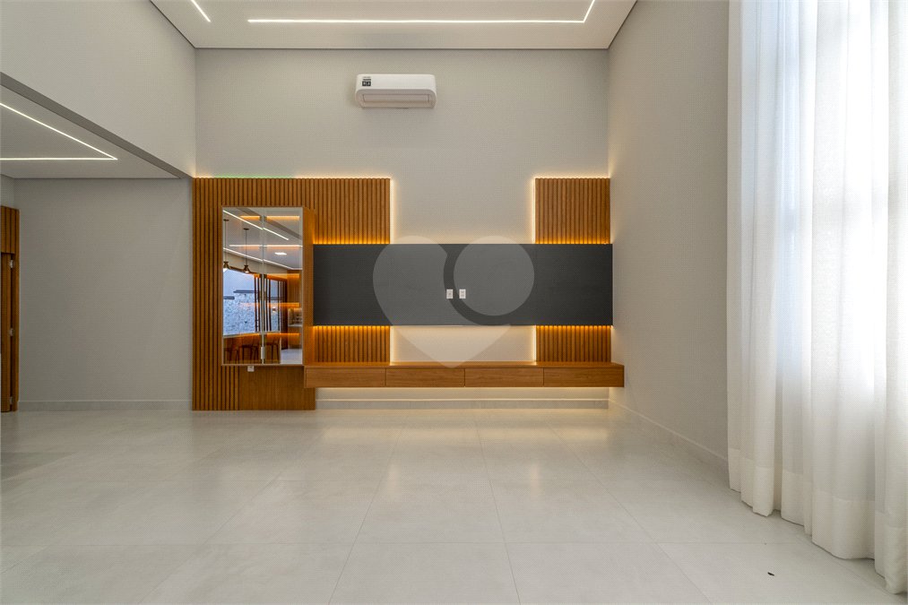 Indaiatuba - SP - Condominio Dona Lucilla - Valor R$2.295.000,00 - 3 suítes + escritório + lavabo - Terreno: 300m2 - Construção: 188m2 - Diferenciais - Móveis planejados no escritório, sala de TV, lavabo, cozinha, área gourmet, lavanderia, banheiros e closet - Ar condicionado em todos os ambie