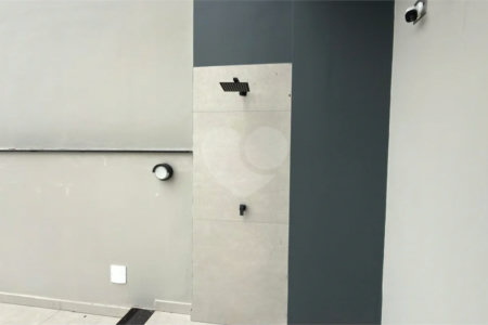 Sobrado de alto padrão no Swiss Park, totalmente reformado, com 4 suítes, piscina, elevador, espaço gourmet, 4 vagas e condomínio com lazer completo.