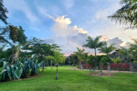 Refúgio de Alto Padrão em Condomínio Fechado: Natureza, Charme e 5.500m² de Terreno
