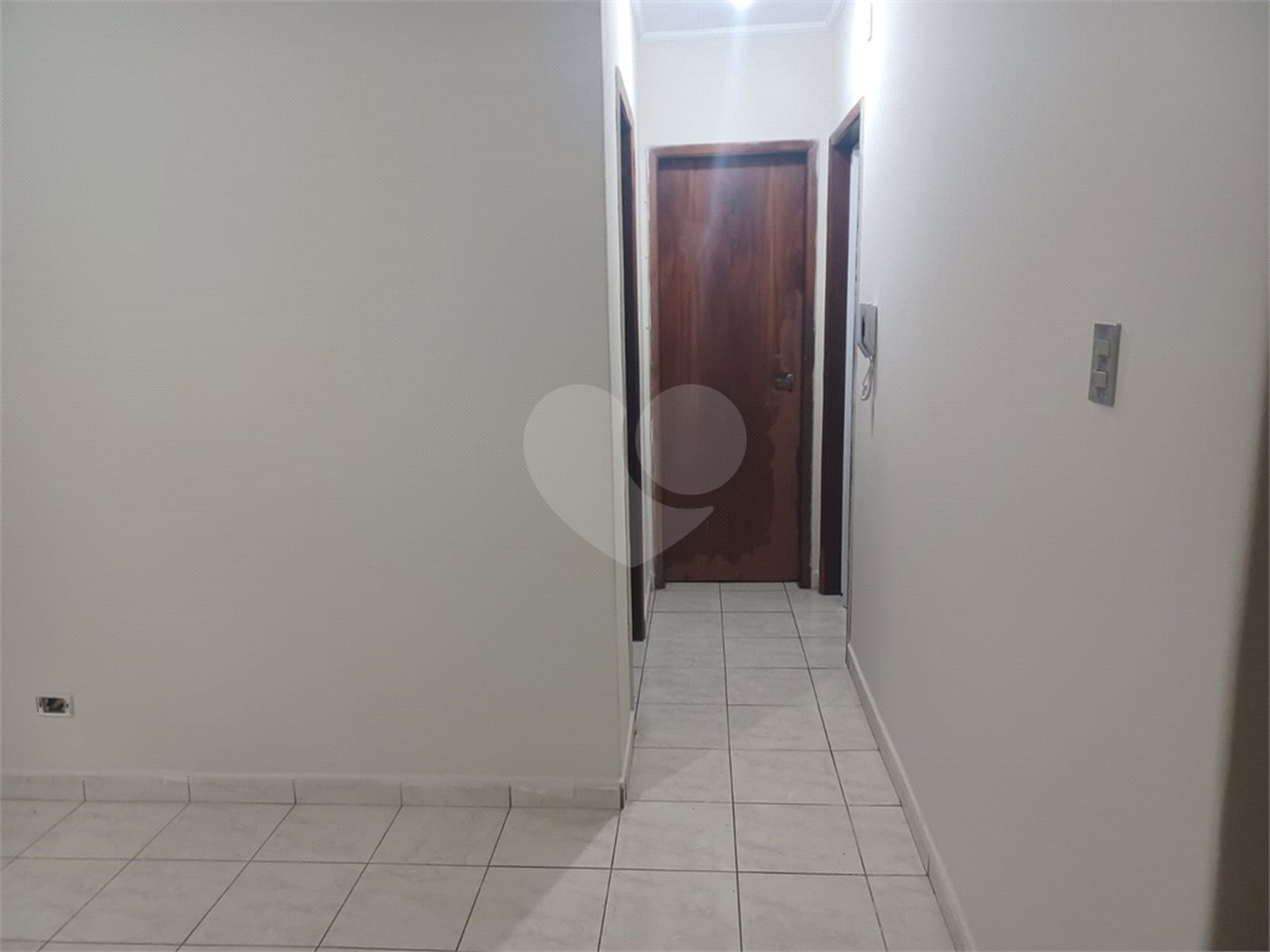 Apartamento super bem localizado, com 01 dormitório e armário embutido