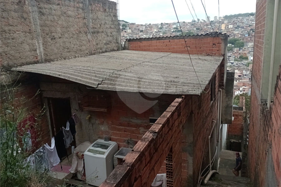 Terreno com 6 casas em 293m² de área total.