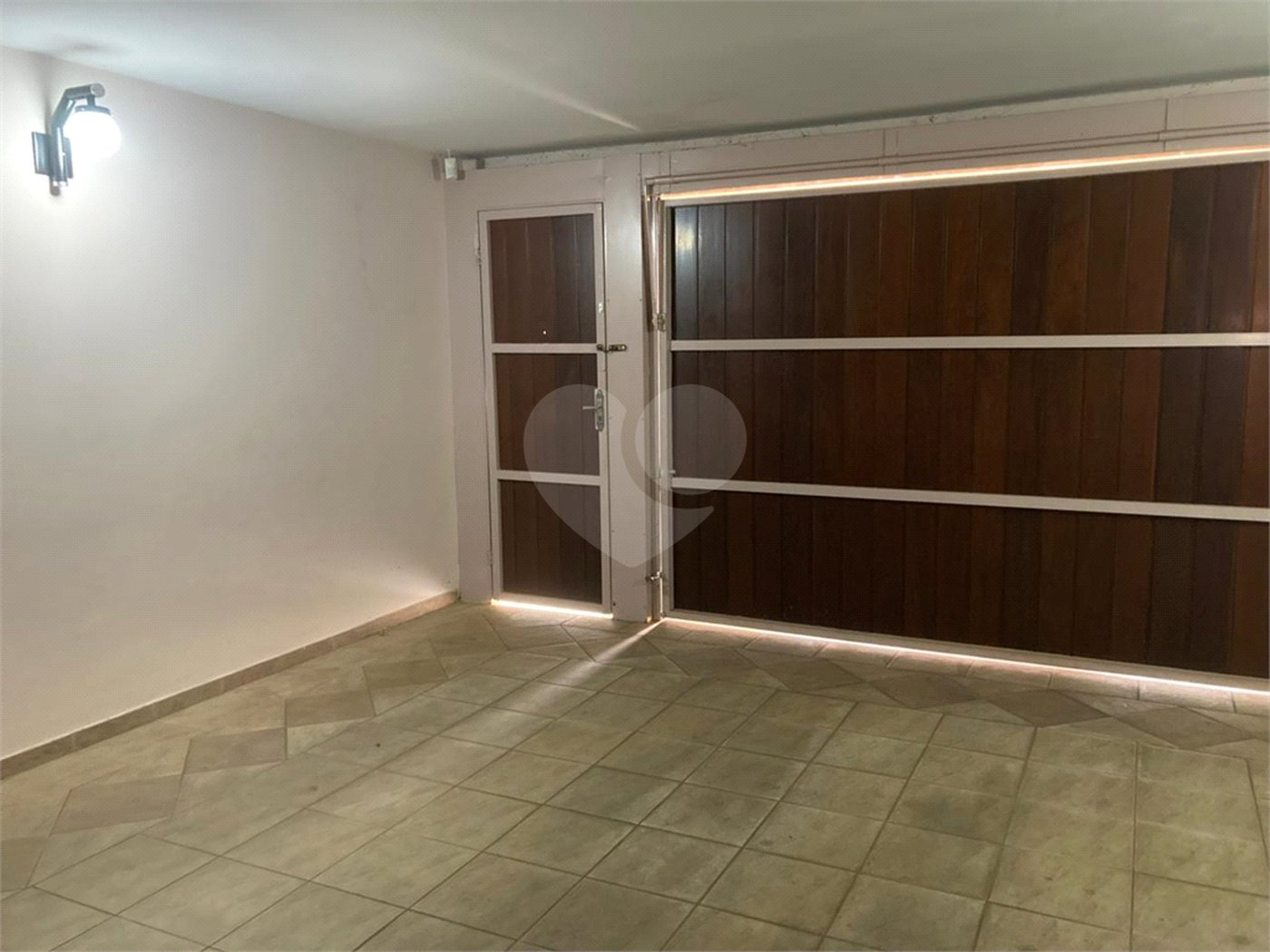 Casa Térrea com Acabamento em Tijolo Aparente e Quintal Amplo - Próximo ao Shopping Iguatemi