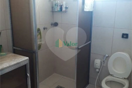 Ampla casa no condomÍnio Parque Fehr, contendo: