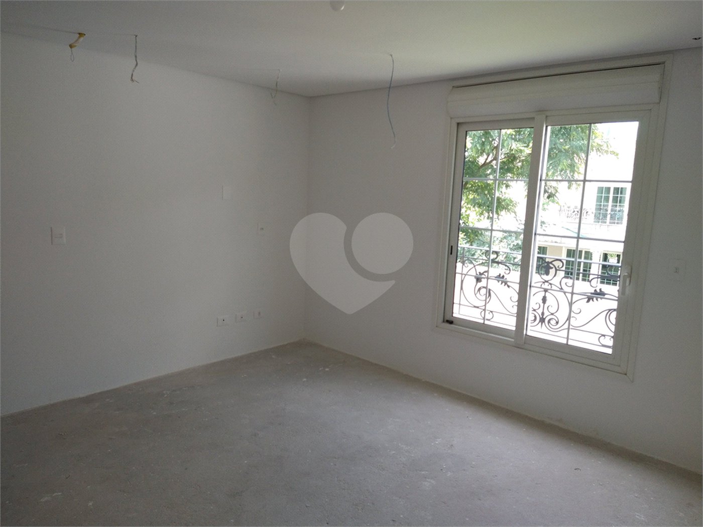 Condomínio de casas de alto padrão em estilo Neoclássico Francês