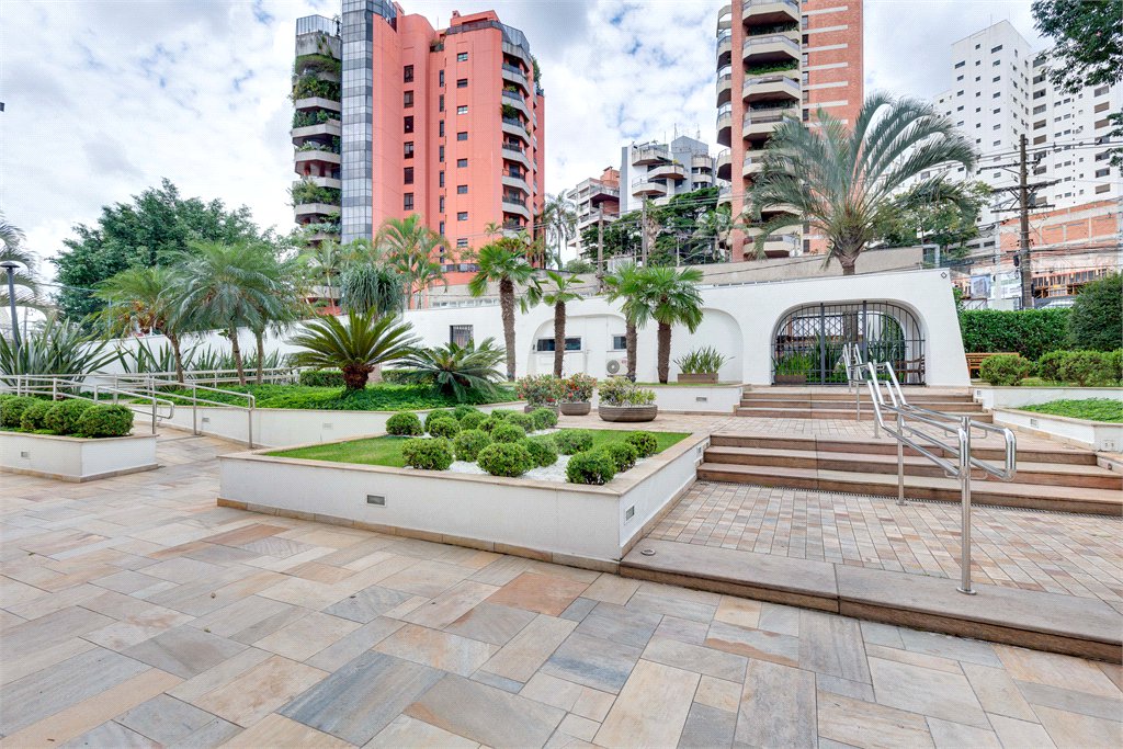 Apartamento à venda com 3 suítes em Real Parque, São Paulo, SP