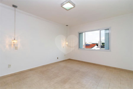Casa Sobrado à venda com 342 m², 3 dormitórios, sendo 2 suítes, 4 vagas na Vila Mariana - São Paulo.