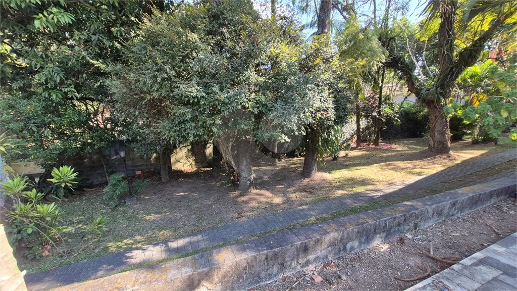 Casa com Piscina, Sauna e Edícula em Rua Arborizada no Tremembé