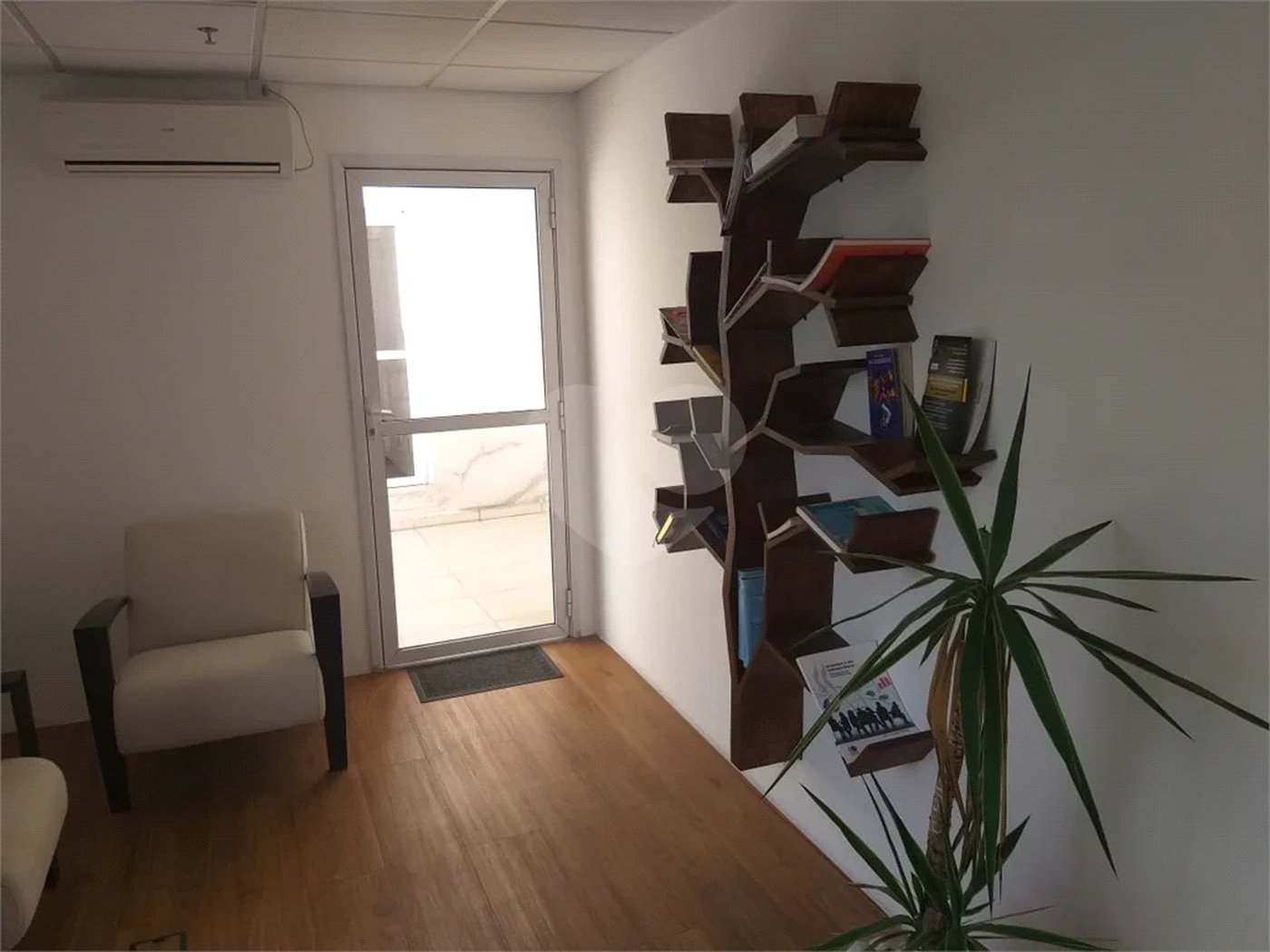 Conjunto comercial duplex à venda na Aclimação. Andar inteiro, puro charme!