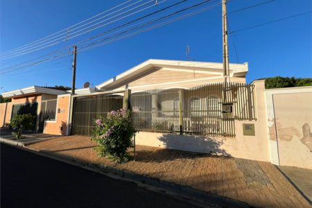 Ampla casa no condomÍnio Parque Fehr, contendo: