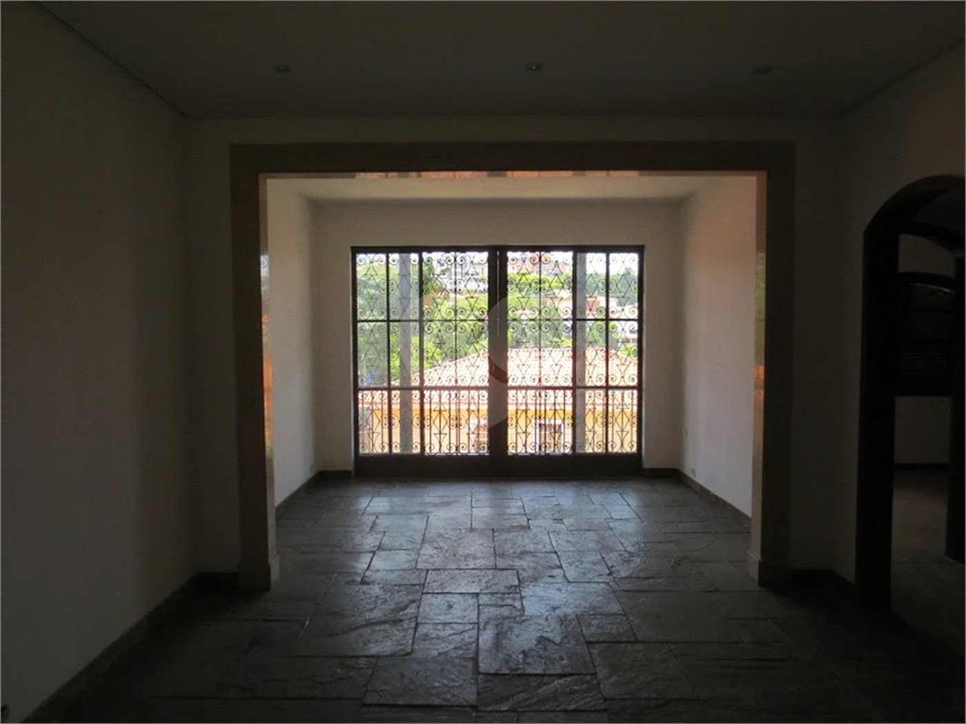 Casa no Pacaembu com ótima distribuição e amplo quintal em terreno em declive