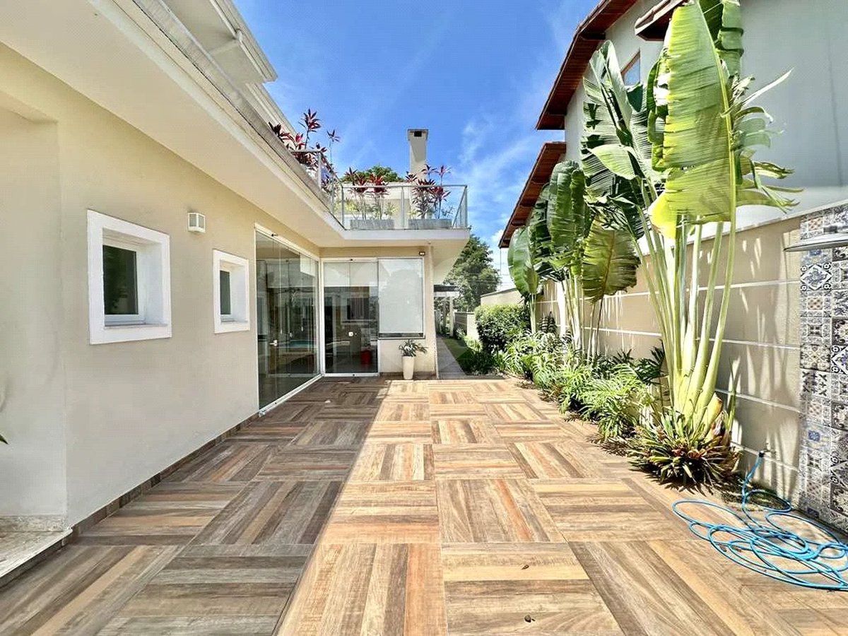 Casa em condomínio Impecável, 4 dorms / 2 suítes, varanda gourmet, piscina, 3 lareiras