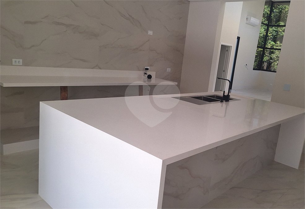 Casa a venda com 04 suítes área gourmet e 6 vagas para autos em condominio fechado Atibaia