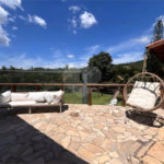 Chácara com excelente infraestrutura, contendo casa com 8 dormitórios, 900 m² de área construída, área total de 3000m², piscina adulto e infantil, churrasqueira, quadra gramada de futebol - Rio Acima - Atibaia/SP 900 m² Área construída 3.000 m² Área do terreno