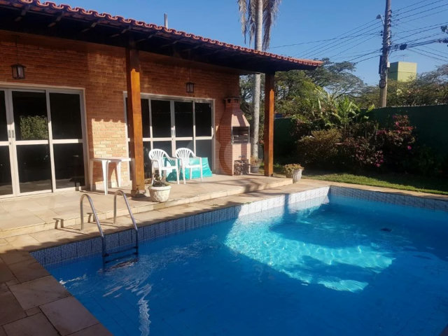 Casa Térrea à venda com 4 quartos, sendo 2 suítes,  em Interlagos, São Paulo, SP