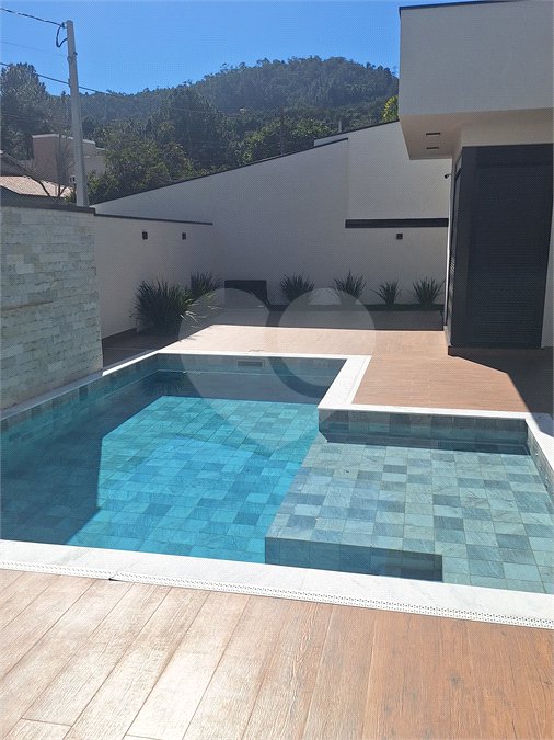 Casa a venda com 04 suítes área gourmet e 6 vagas para autos em condominio fechado Atibaia