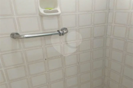 Apartamento na Vila Nova Conceição de 100m2 com 2 dorms, 1 suíte , 3 banheiros, 2 vagas. Estuda permuta.