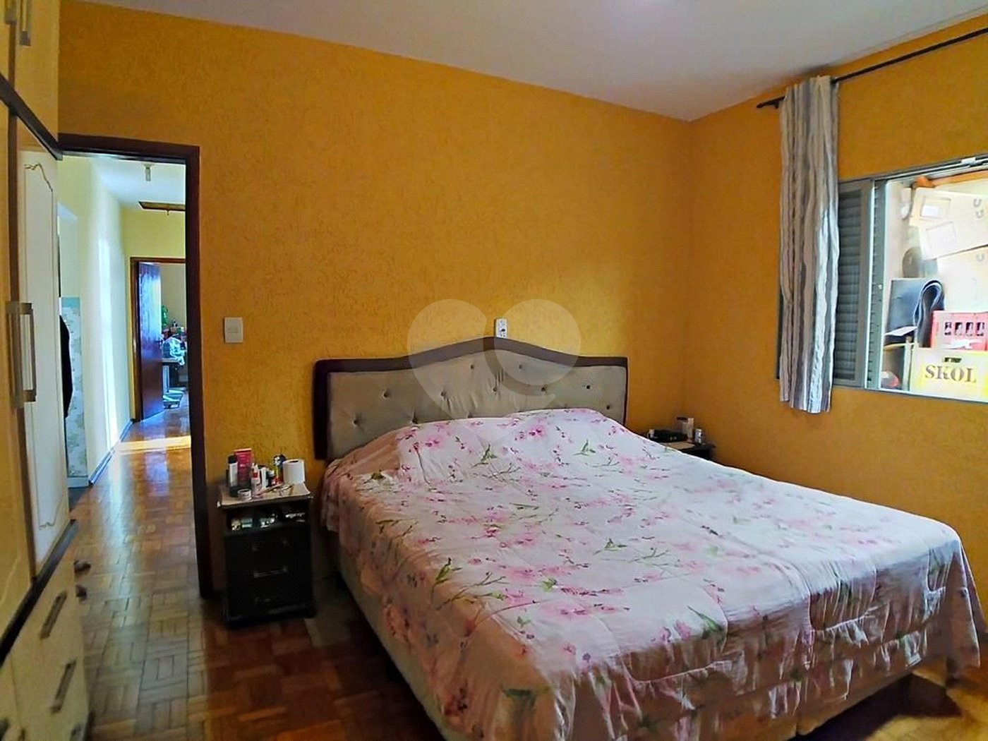 Casa térrea com piscina e 3 quartos.