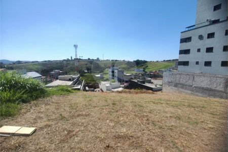 Terreno em Atibaia com 193 metros, pronto para construir, ao lado de supermercado e diversos comércios
