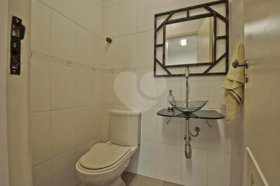 Linda cobertura Duplex om 3 dormitórios, sendo uma suíte com armários e ar condicionado e 2 vagas .