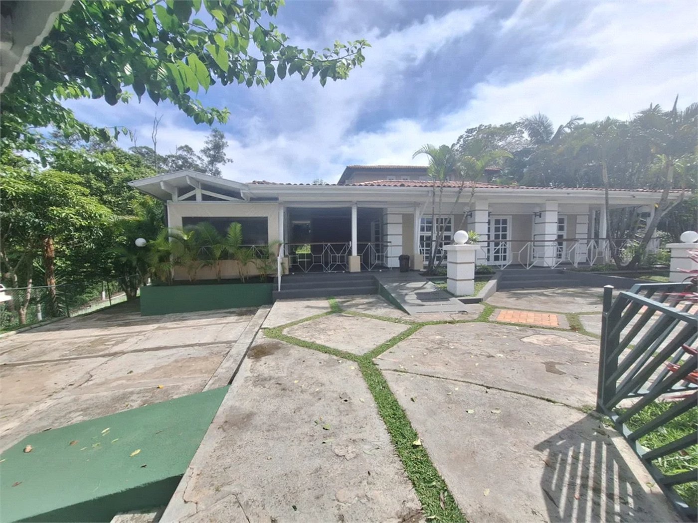 Casa à venda com 5 quartos, sendo 3 suítes, no condomínio Vila Panamericana, São Paulo - SP