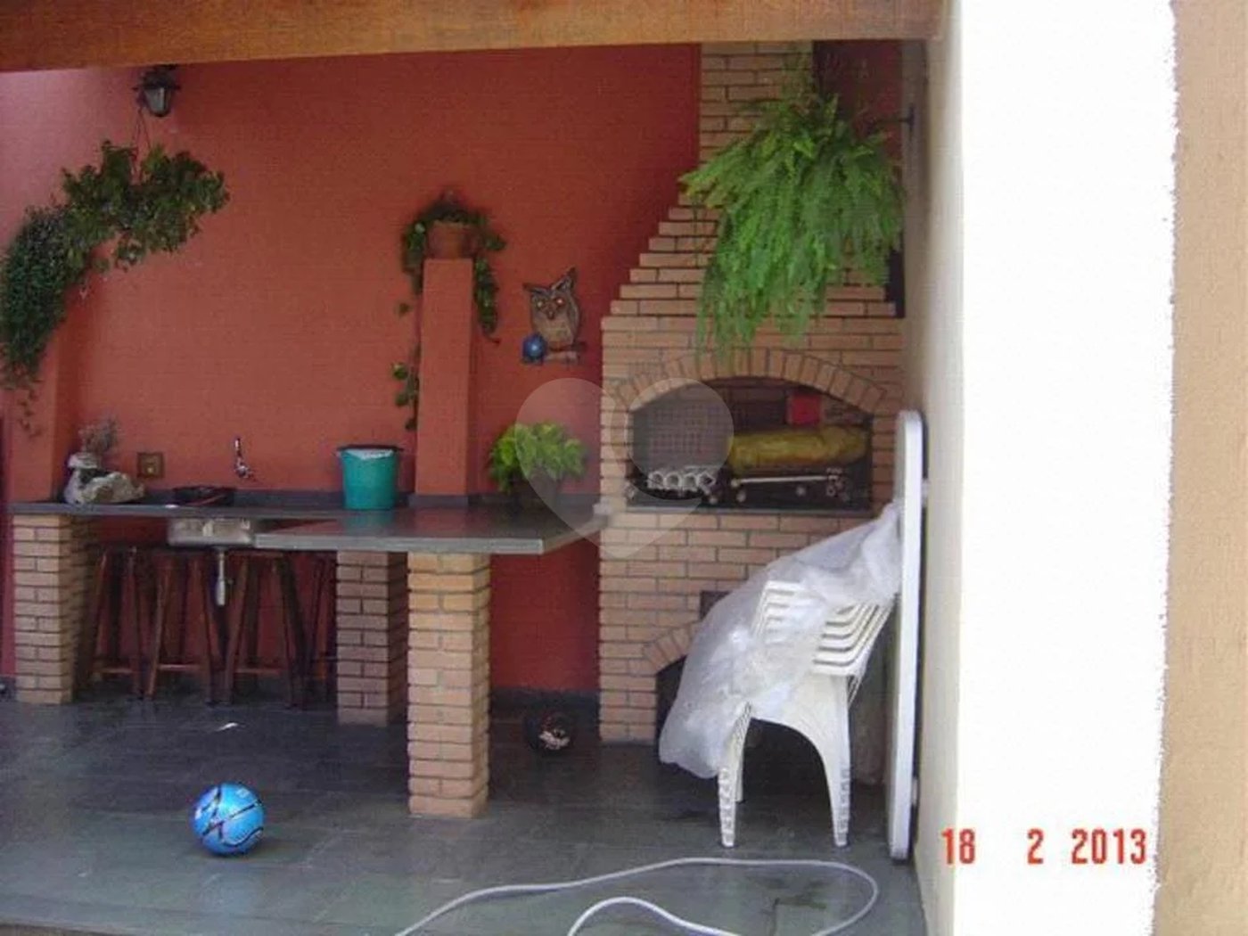 Casa com 3 dormitórios sendo 1 suíte, escritórios, 2 salas, cozinha, 3 vagas de garagem.