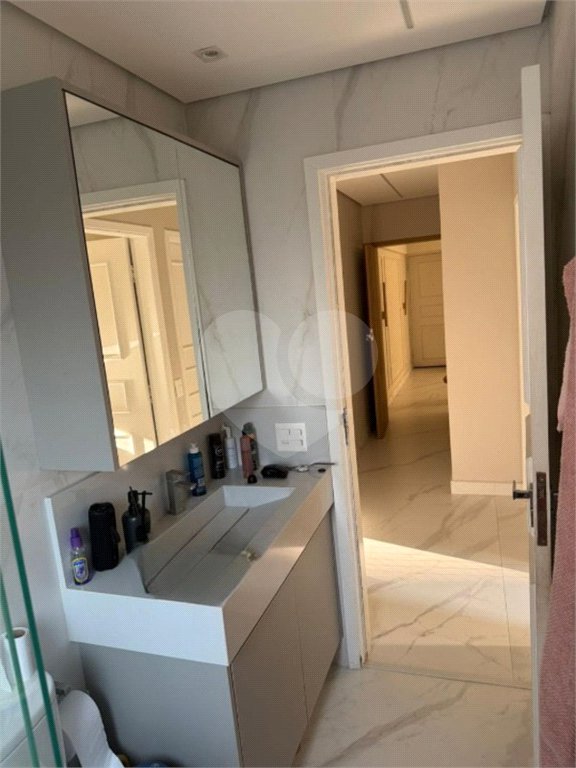 Apartamento com 03 dormitórios com 1 vaga de garagem.