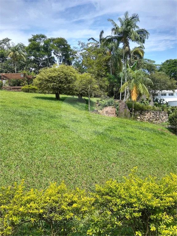 Casa à venda, 742 m², com piscina, 5 suítes, em Embu das Artes