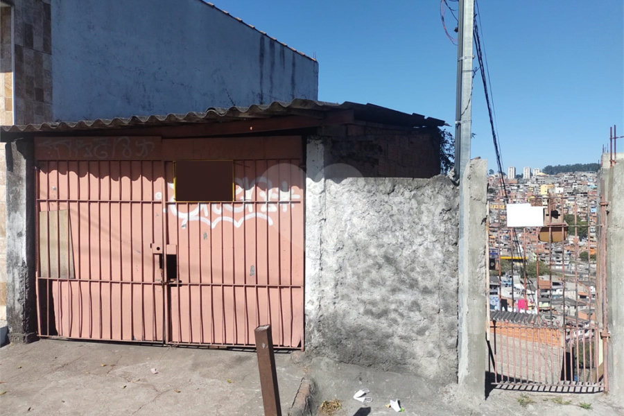 Terreno com 6 casas em 293m² de área total.