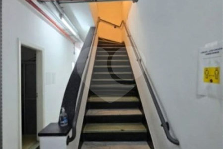 Prédio Comercial com 300m² , 3 pavimentos , refeitório , 2 banheiros , à venda no Brás.