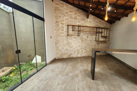 Casa Antiga, Charmosa e Muito Bem Localizada no Condomínio Faber Castell I á venda