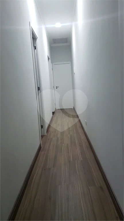 Sobrado novo com 3 suítes, 4 vagas, espaço gourmet com churrasqueira, jardim de inverno e acabamento premium. Conforto, modernidade e sofisticação.
