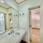 Casa em condomínio Impecável, 4 dorms / 2 suítes, varanda gourmet, piscina, 3 lareiras
