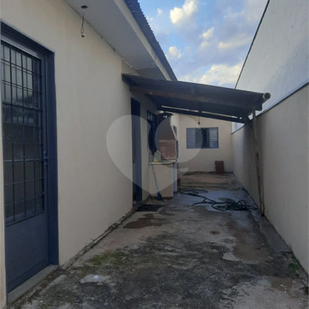 Casa térrea com 2 dormitórios.